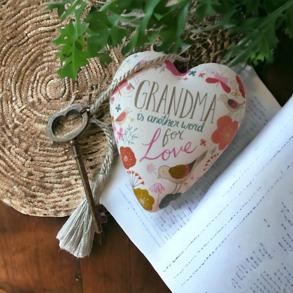 Demdaco‎ Art Hearts Grandma's Is Another Word For Love Heart Figure Key R Jones